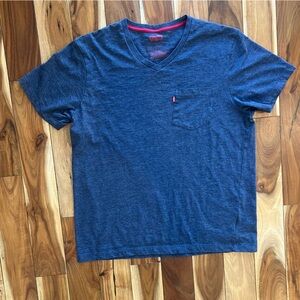 Levi’s classic v-neck pocket tee